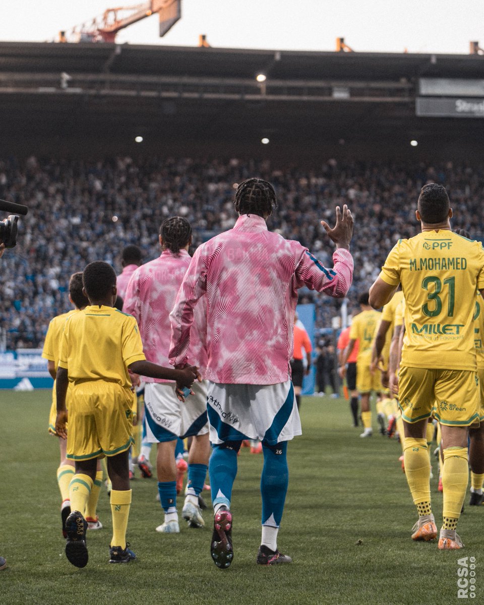 RCSA's tweet photo. 🎗️ Nos joueurs ont porté la veste édition spéciale Octobre Rose avec #FemmesDeFoot pour leur entrée sur le terrain. 🩷 https://t.co/ftV0rXqEn1