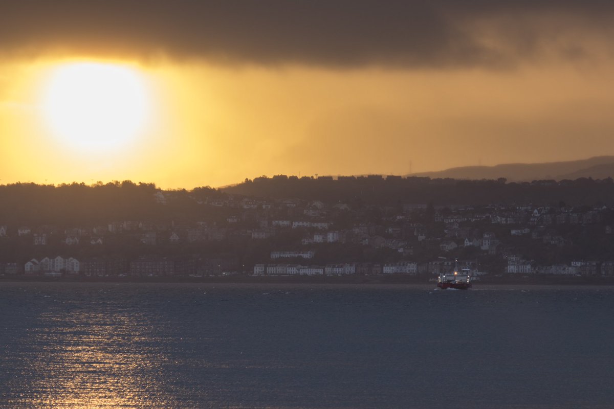 boast_dan's tweet photo. Nice sunrise on the approach to Hunter’s Quay for the @Western_Ferries crossing to Gourock last Monday. https://t.co/PGH7iVvTYq