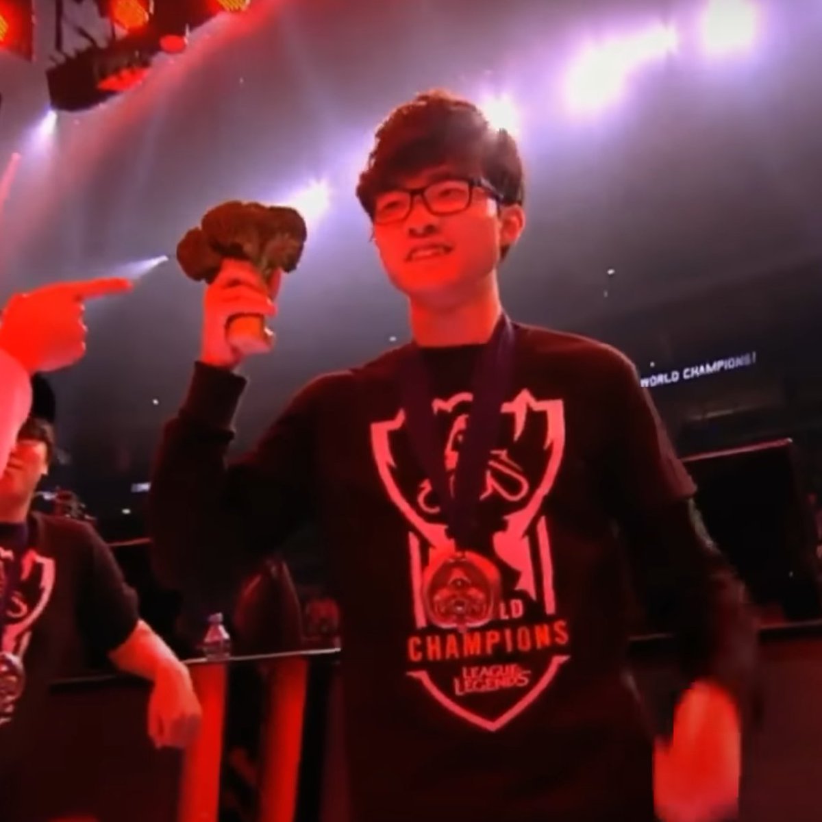 lolesports's tweet photo. Faker 🤝 Guma https://t.co/z1BlAGsiVK