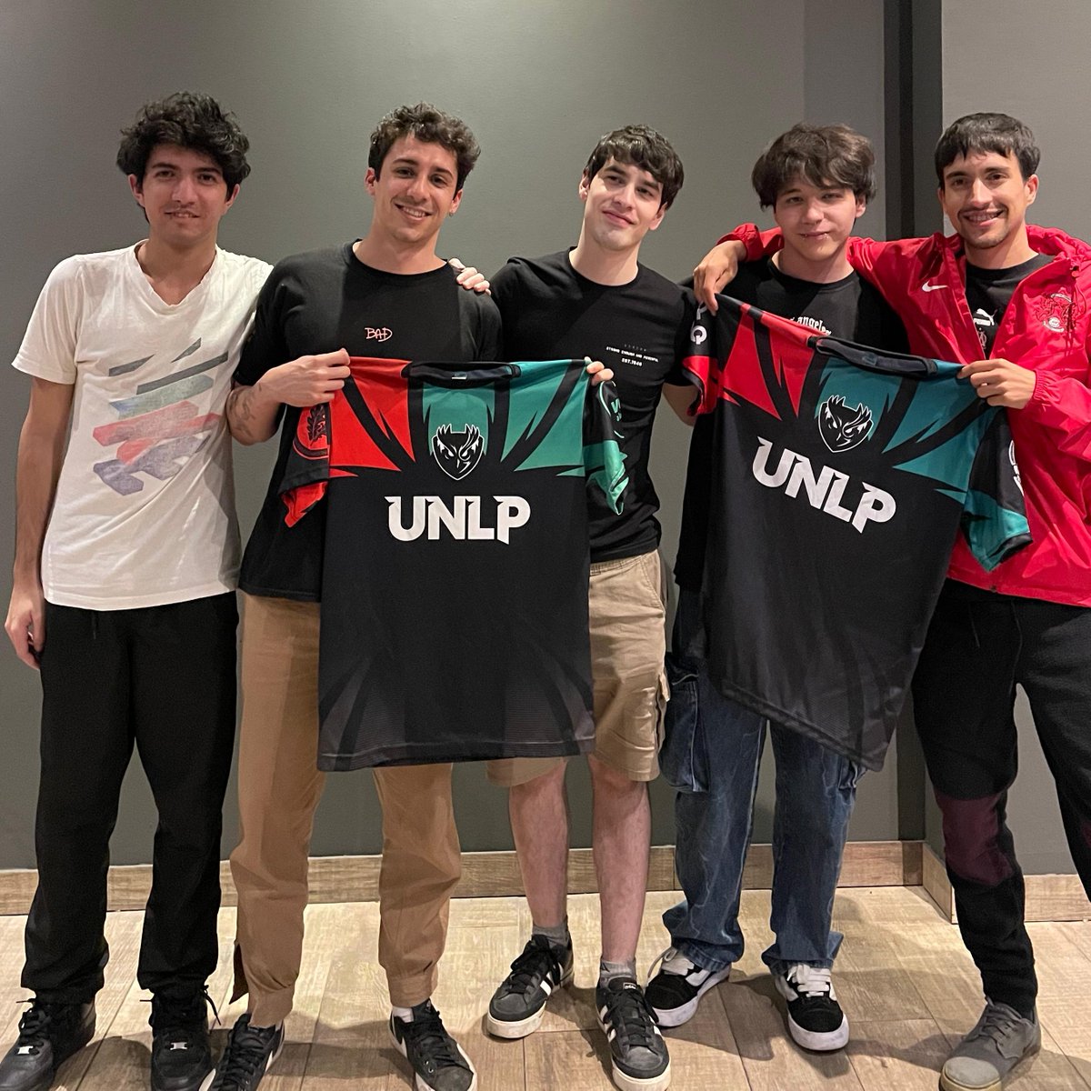 Increíble LAN la de ayer y, así como los ves, este equipo salió Campeón 2 veces en una semana 🔝🤫 

🦉 Felicitaciones Búhos, la rompieron toda <a href="/gipnolcs/">gipnol</a> <a href="/Eni_fps/">Eni</a> <a href="/t4macs/">t4MA</a> <a href="/hevfps/">hev</a> <a href="/GabiBelaunzaran/">Gabote</a> 

🟢⚫ #GOUNLP ⚫🟢