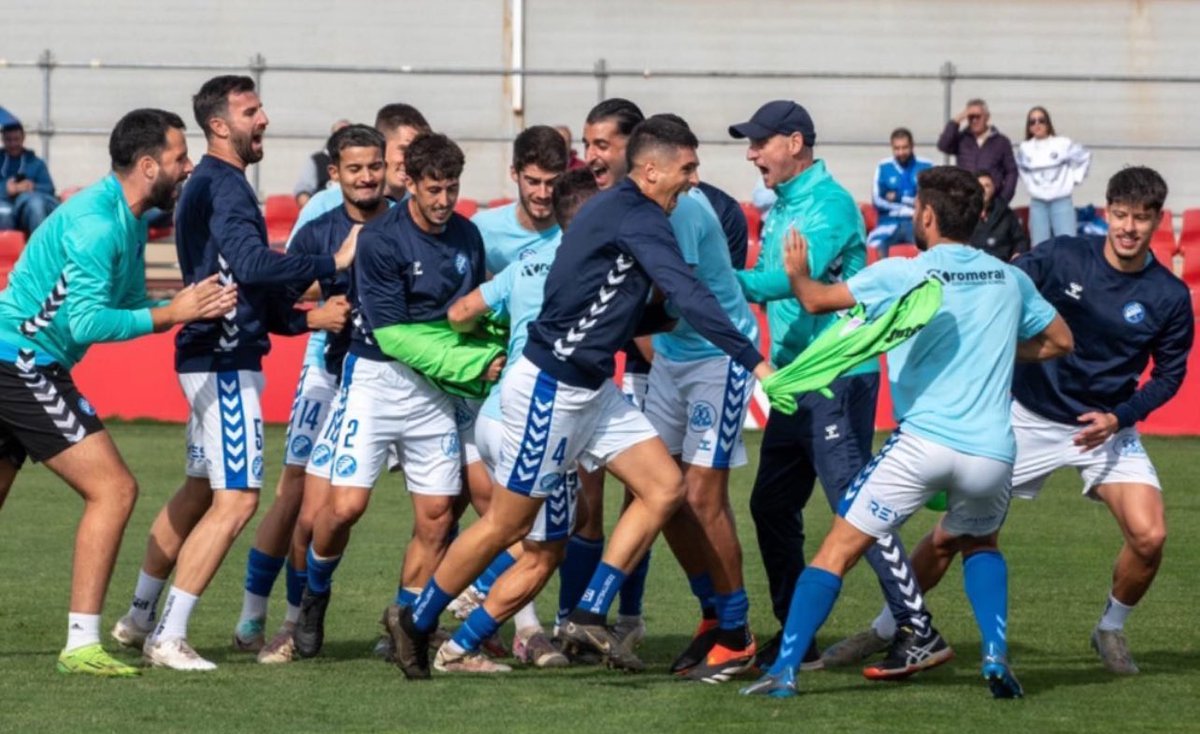 Agui (@aguilt_) on Twitter photo Una afición enferma que se hace 300 km. un sábado.
Un entrenador que se deja la vida en esto.
Un equipo que demostró la temporada pasada ser una piña y un grupo de putos locos.
Todos podemos dar más y vamos a dar más. No me bajo de este barco.
📸 <a href="/jotampartida/">José M. Partida</a> Una afición enferma que se hace 300 km. un sábado.
Un entrenador que se deja la vida en esto.
Un equipo que demostró la temporada pasada ser una piña y un grupo de putos locos.
Todos podemos dar más y vamos a dar más. No me bajo de este barco.
📸 <a href="/jotampartida/">José M. Partida</a>