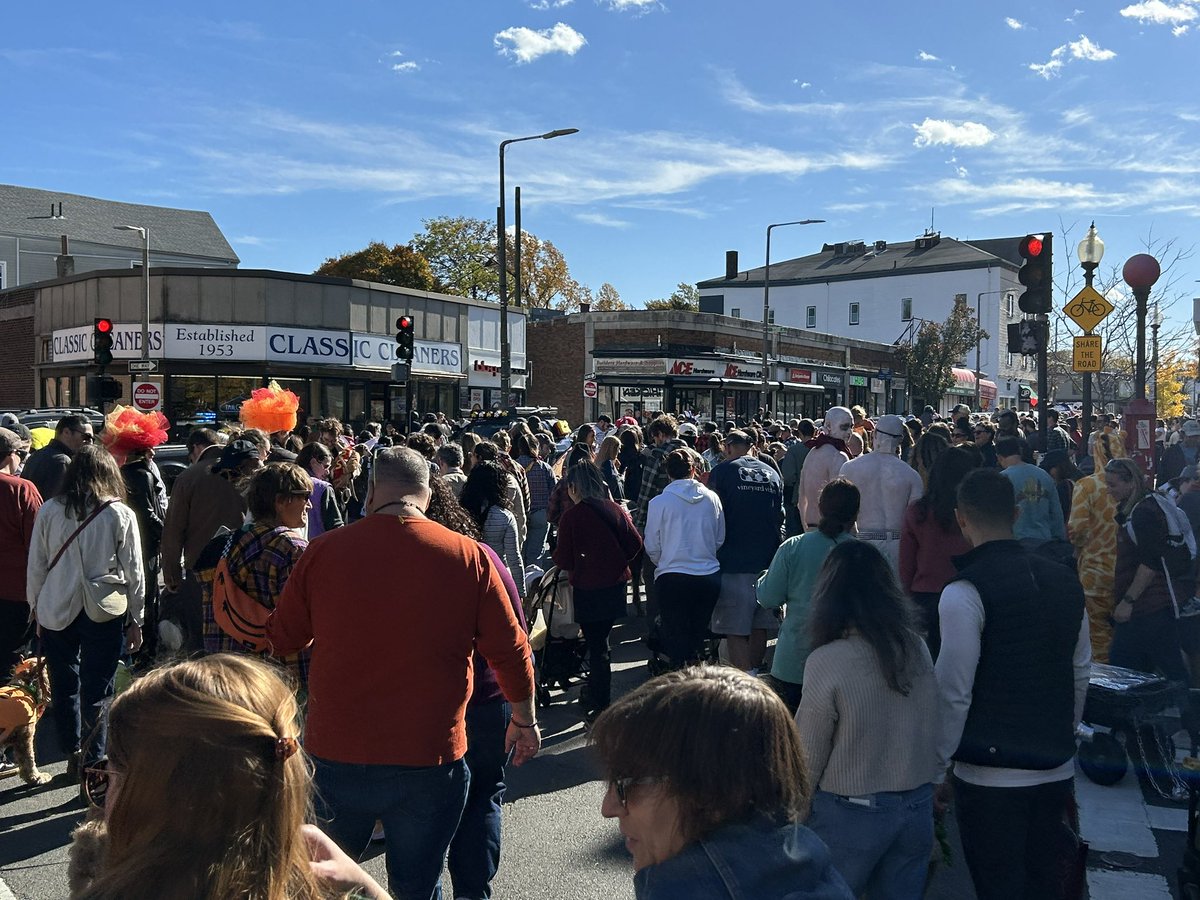 RevEverett's tweet image. Yesterday was the #JamaicaPlain Halloween Dog Parade, one of the best #Boston events of the year. My fave was the Irish wolf hound &amp;amp; fam as U-Haul getting #Storrowed. Also enjoyed Costco Hotdog. More pics from Boston Globe. bostonglobe.com/2024/10/26/met…