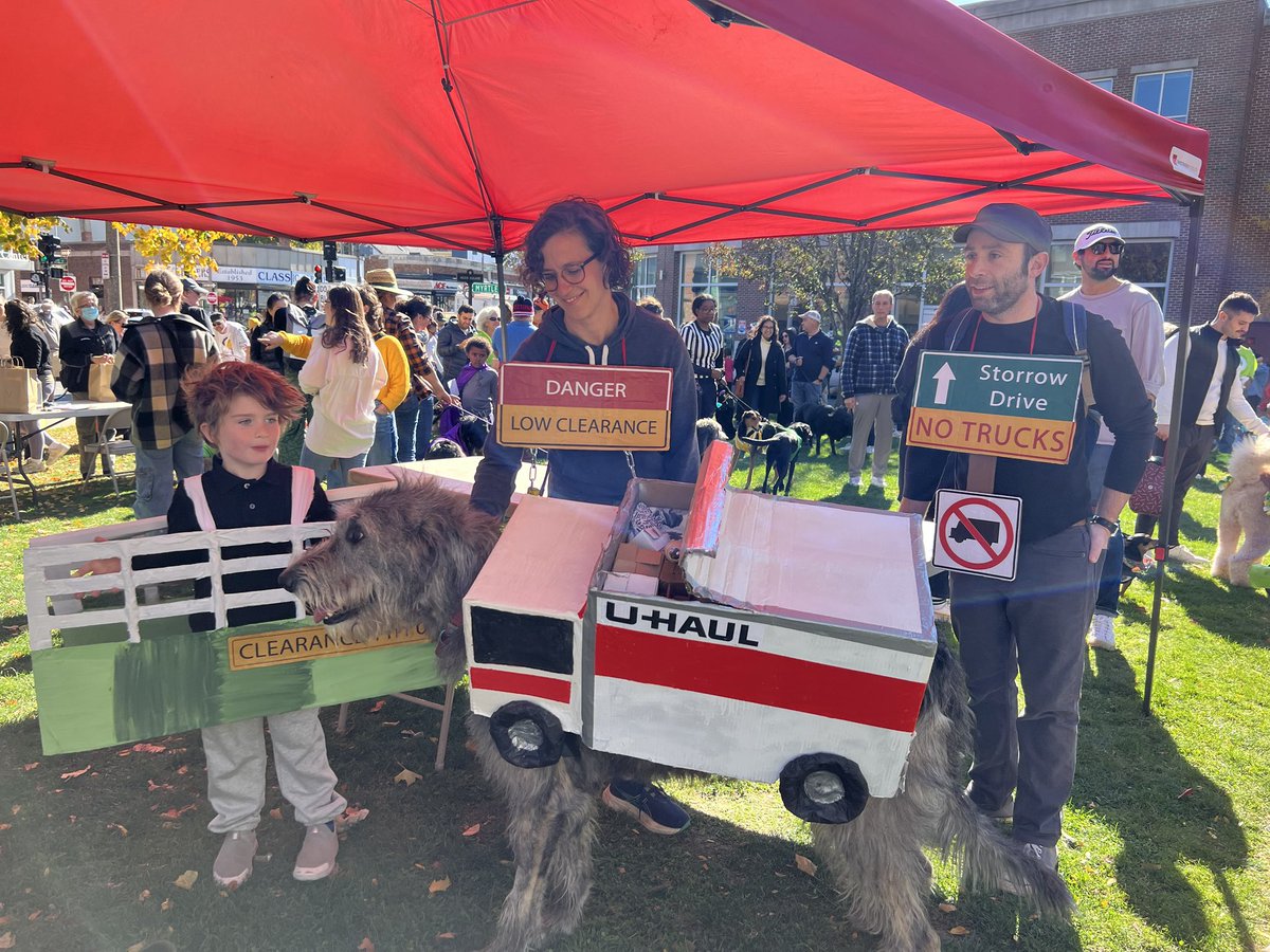 RevEverett's tweet image. Yesterday was the #JamaicaPlain Halloween Dog Parade, one of the best #Boston events of the year. My fave was the Irish wolf hound &amp;amp; fam as U-Haul getting #Storrowed. Also enjoyed Costco Hotdog. More pics from Boston Globe. bostonglobe.com/2024/10/26/met…