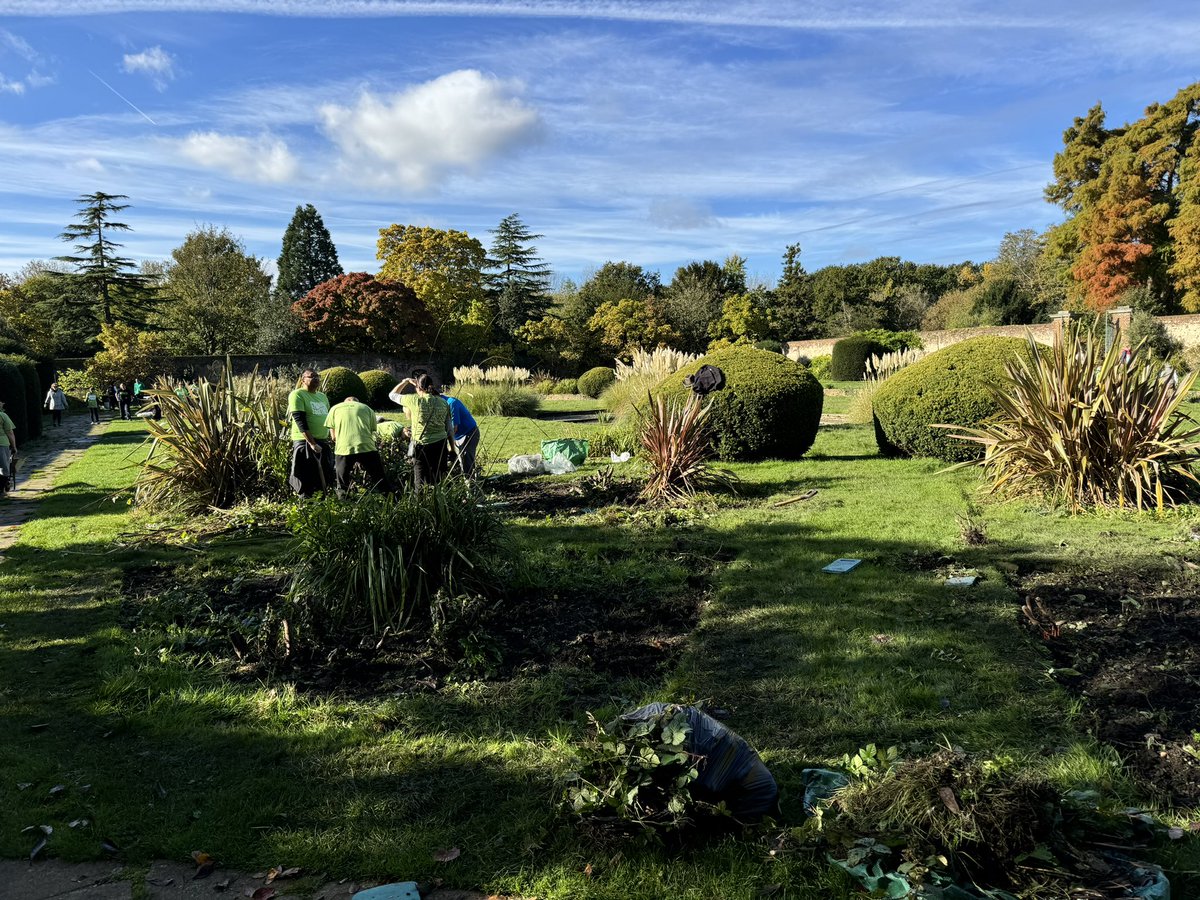 BobBlackman's tweet photo. Many thanks to magnificent teams from #StanmoreSynagogue on #MitzvahDay & #kentontemple on #SewaDay with councillors @Ameet_Jogia & @kdrabadia5 Clearing the walled garden in #CanonsPark https://t.co/xe3JA9ko0v