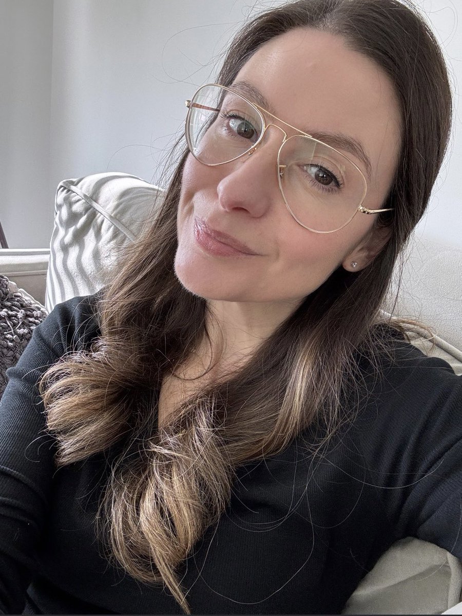 halfbakedbykate's tweet photo. Over a month &amp; still not sure if I’m used to the new frames 😬 https://t.co/byuWvsqLxb