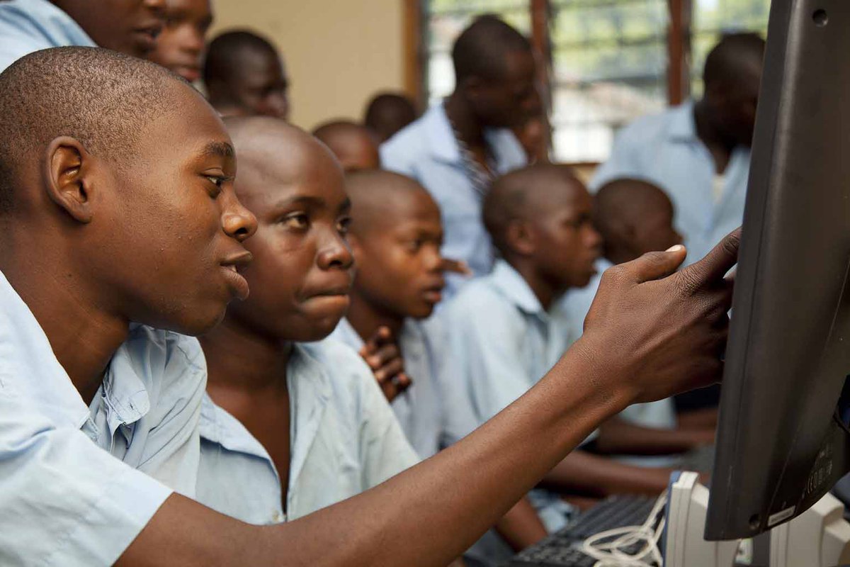 🚨EDTECHMONDAY🚨

#EdTechMonday, ikiganiro gikorwa ku bufatanye na Mastercard Foundation kikagaruka ku iterambere mu burezi bushingiye ku ikoranabuhanga, igice yo muri uku kwezi k'Ukwakira, kizibanda ku 'Kongera murandasi n’ibikoresho by’ikoranabuhanga mu bigo by’amashuri yo mu