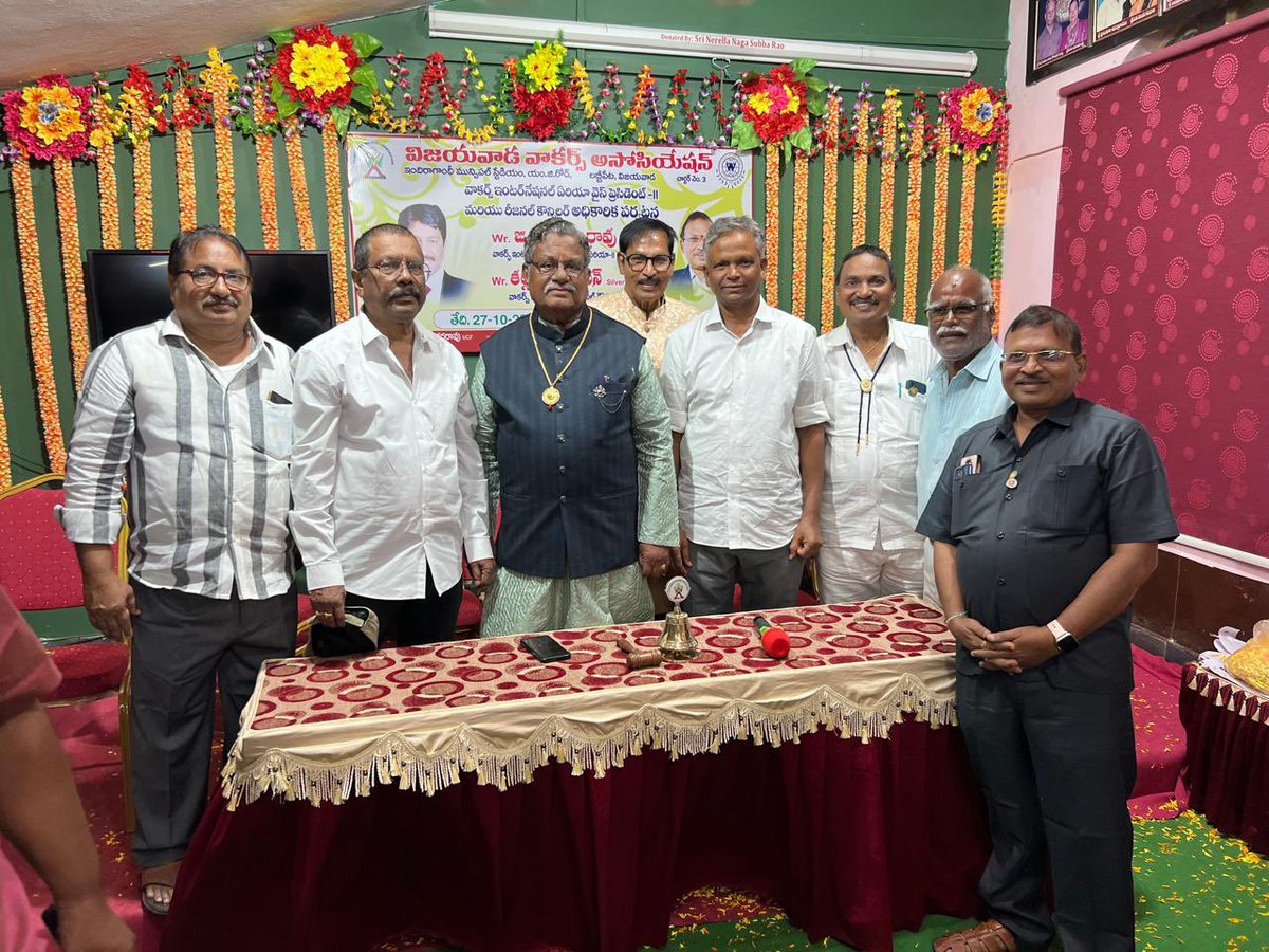 vvpr53's tweet photo. ఈరోజు విజయవాడ వాకర్స్ అసోసియేషన్ వారు బిజెపి నాయకులు మాజీ ఎంపీ ఎమ్మెల్యే డాక్టర్ శ్రీ వెలగపల్లి వరప్రసాద రావు (Rtd IAS)గారినీ సత్కరించారు. https://t.co/gbWqzyyrJb