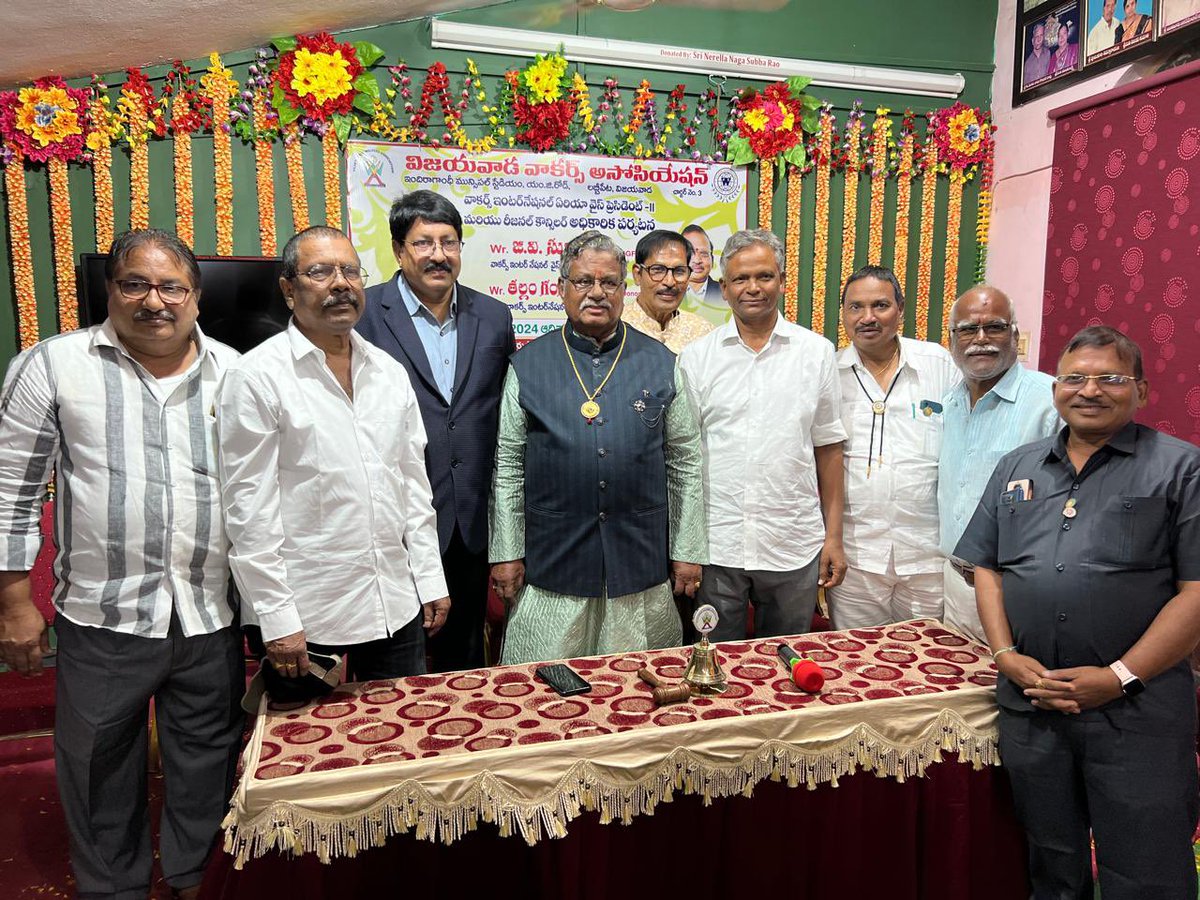 vvpr53's tweet photo. ఈరోజు విజయవాడ వాకర్స్ అసోసియేషన్ వారు బిజెపి నాయకులు మాజీ ఎంపీ ఎమ్మెల్యే డాక్టర్ శ్రీ వెలగపల్లి వరప్రసాద రావు (Rtd IAS)గారినీ సత్కరించారు. https://t.co/gbWqzyyrJb