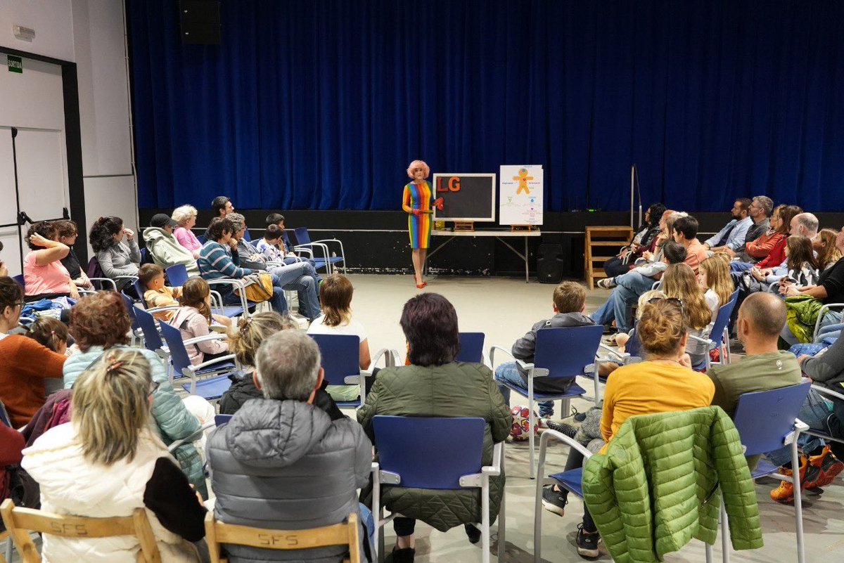 🏳️‍🌈 Taller LGTBIQA+ amb <a href="/BrigittaLamoure/">Brigitta Lamoure</a>, activista i transformista, a la <a href="/FiraBruixes/">Fira de les Bruixes</a> de Sant Feliu Sasserra.

🟠 Fomentant la diversitat a través de la llengua i la cohesió.
