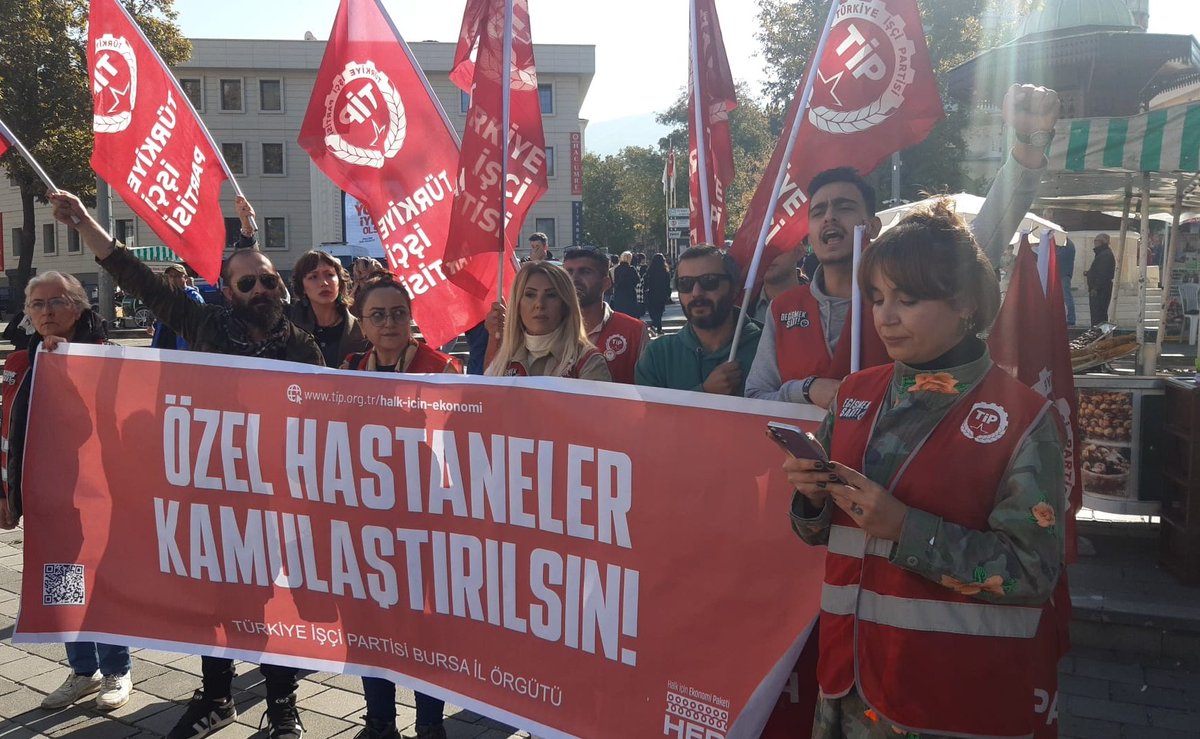 "Sağlık Parayla Satılamaz!
Bizden çalınan ne varsa 
HEPsini Geri Alacağız!",  demek için bugün Fomara Meydanı'ndaydık. 
   Bebeklerimizin, çocuklarımızın, halkımızın ücretsiz ve nitelikli sağlık hizmeti hakkını geri almak için #HEPbirlikte mücadelemiz sürecek!