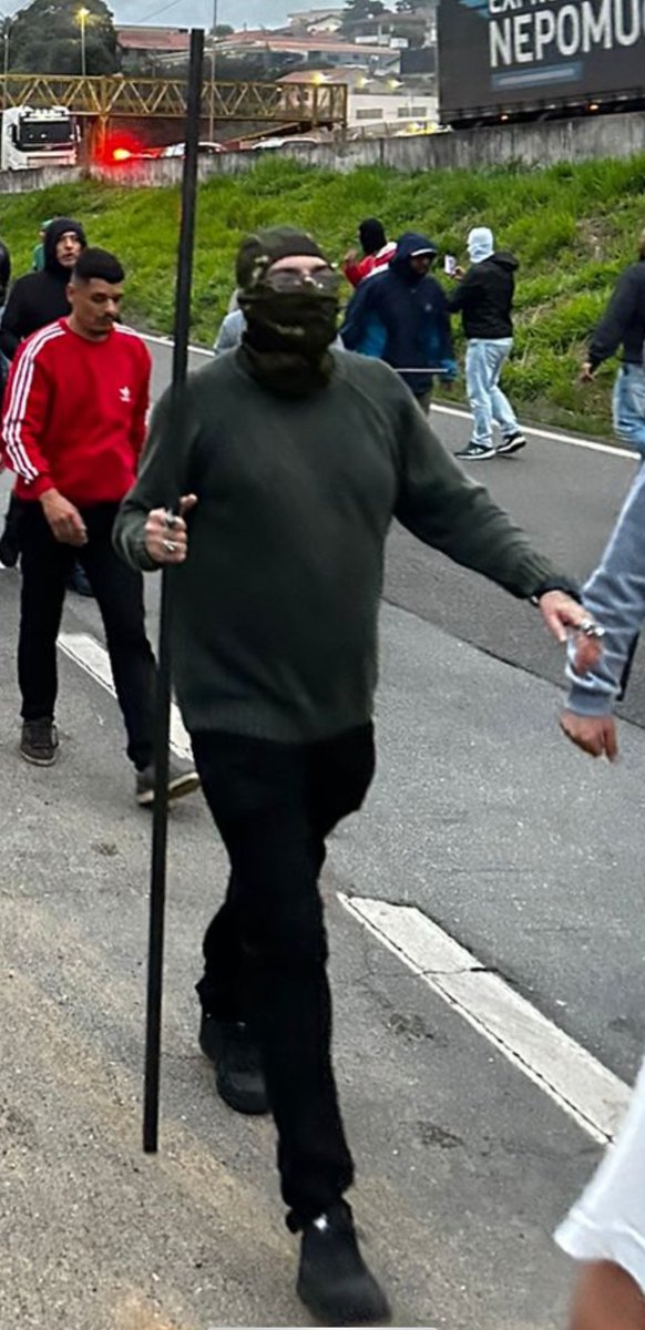 Olha o naipe de facho desse criminoso que estava no ataque da mancha verde a máfia azul

Torcida lixo
Envergonham o mundo das organizadas