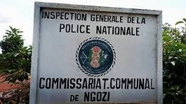 Ikiriho's tweet photo. đ§đź#Burundi Un policier assassin dĂ©nichĂ© de sa planque et dĂ©fĂ©rĂ© devant le juge de fond.
En @NgoziProvince, à l'aube de ce dimanche 27 octobre, au quartier #Rubuye, la Police locale a appréhendé l'agent de police Déo Ndayisenga, APN 21089, en cavale depuis la veille, aprÚs avoir vidé le chargeur de sa kalachnikov dans la foule au Bar #Umuco 2. Trois morts et 1 blessé, tous employés de ce bistrot dans cette fusillade.
L'auteur présumé a aussitÎt été présenté devant la justice pour un jugement suivant la procédure applicable en cas d'infractions flagrantes.