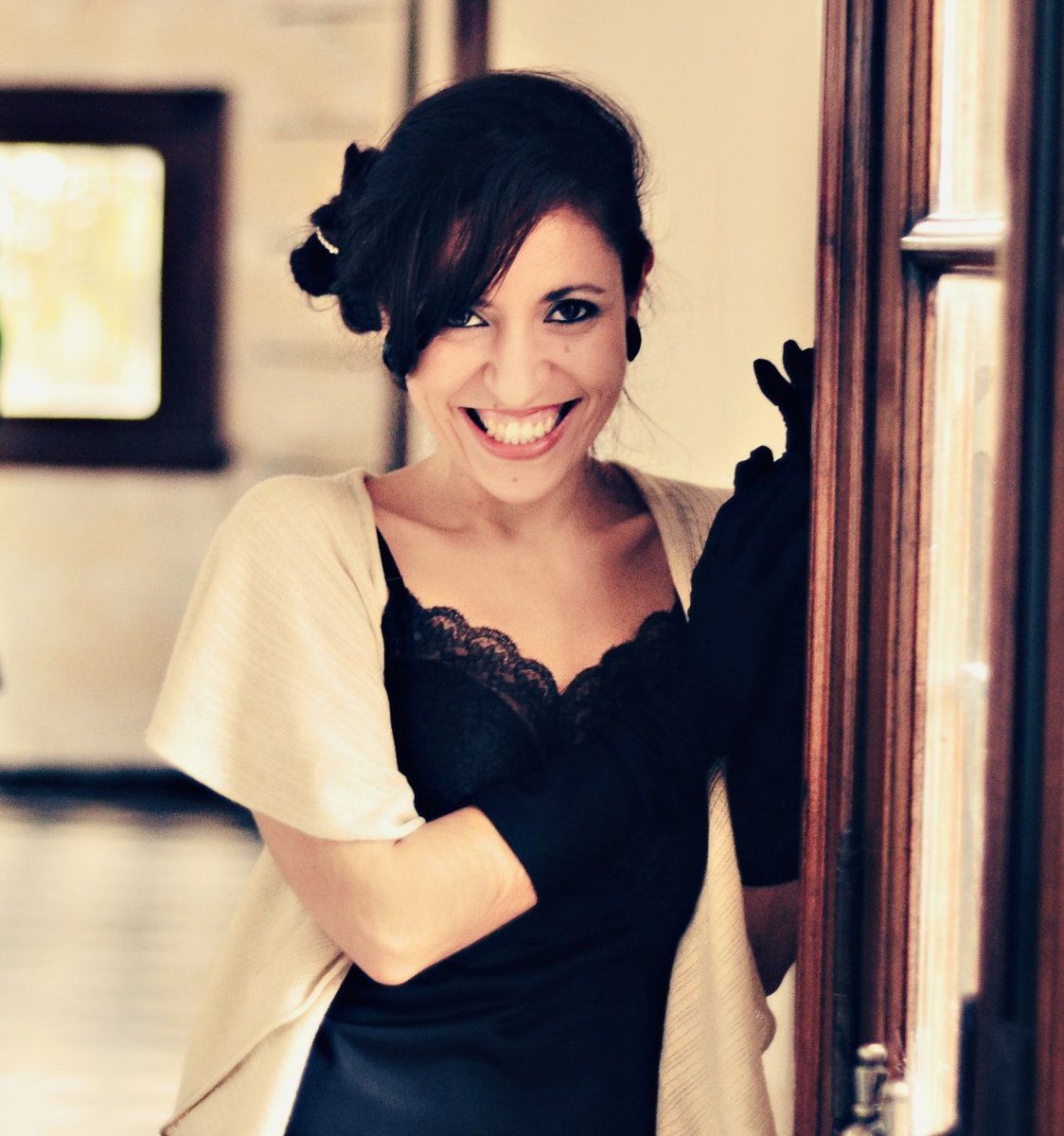 Introducing Lucrecia Aragon.

A Professional Singer with over 22 years of International Experience.