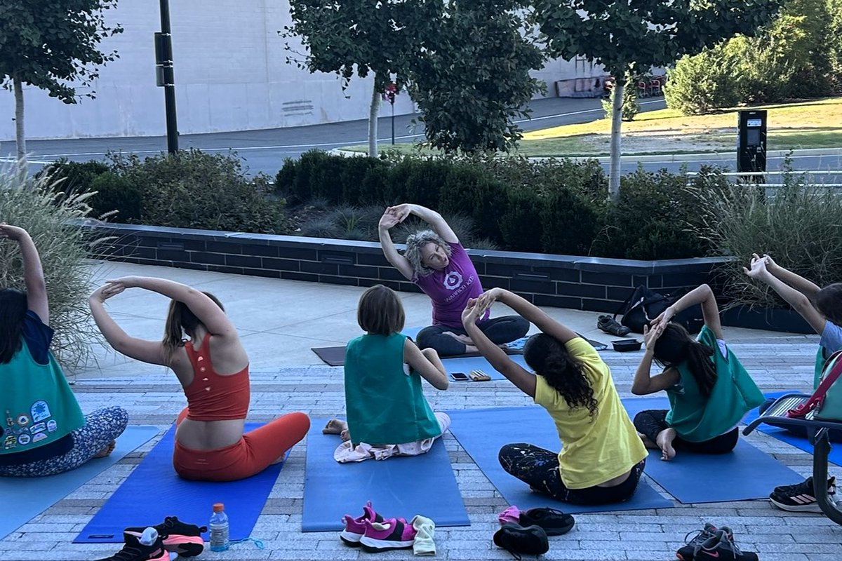 APTA_official's tweet image. In recognition of #PTMonth, APTA staff members and DPT students from @MarymountPT hosted a free badge workshop for @GSCNC. 

More than 30 Scouts earned their "Staying Fit" badge and went home with the skills and knowledge to keep their bodies strong and healthy! #ChoosePT