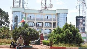 Ikiriho's tweet photo. đ§đź#Burundi Un policier assassin dĂ©nichĂ© de sa planque et dĂ©fĂ©rĂ© devant le juge de fond.
En @NgoziProvince, à l'aube de ce dimanche 27 octobre, au quartier #Rubuye, la Police locale a appréhendé l'agent de police Déo Ndayisenga, APN 21089, en cavale depuis la veille, aprÚs avoir vidé le chargeur de sa kalachnikov dans la foule au Bar #Umuco 2. Trois morts et 1 blessé, tous employés de ce bistrot dans cette fusillade.
L'auteur présumé a aussitÎt été présenté devant la justice pour un jugement suivant la procédure applicable en cas d'infractions flagrantes.