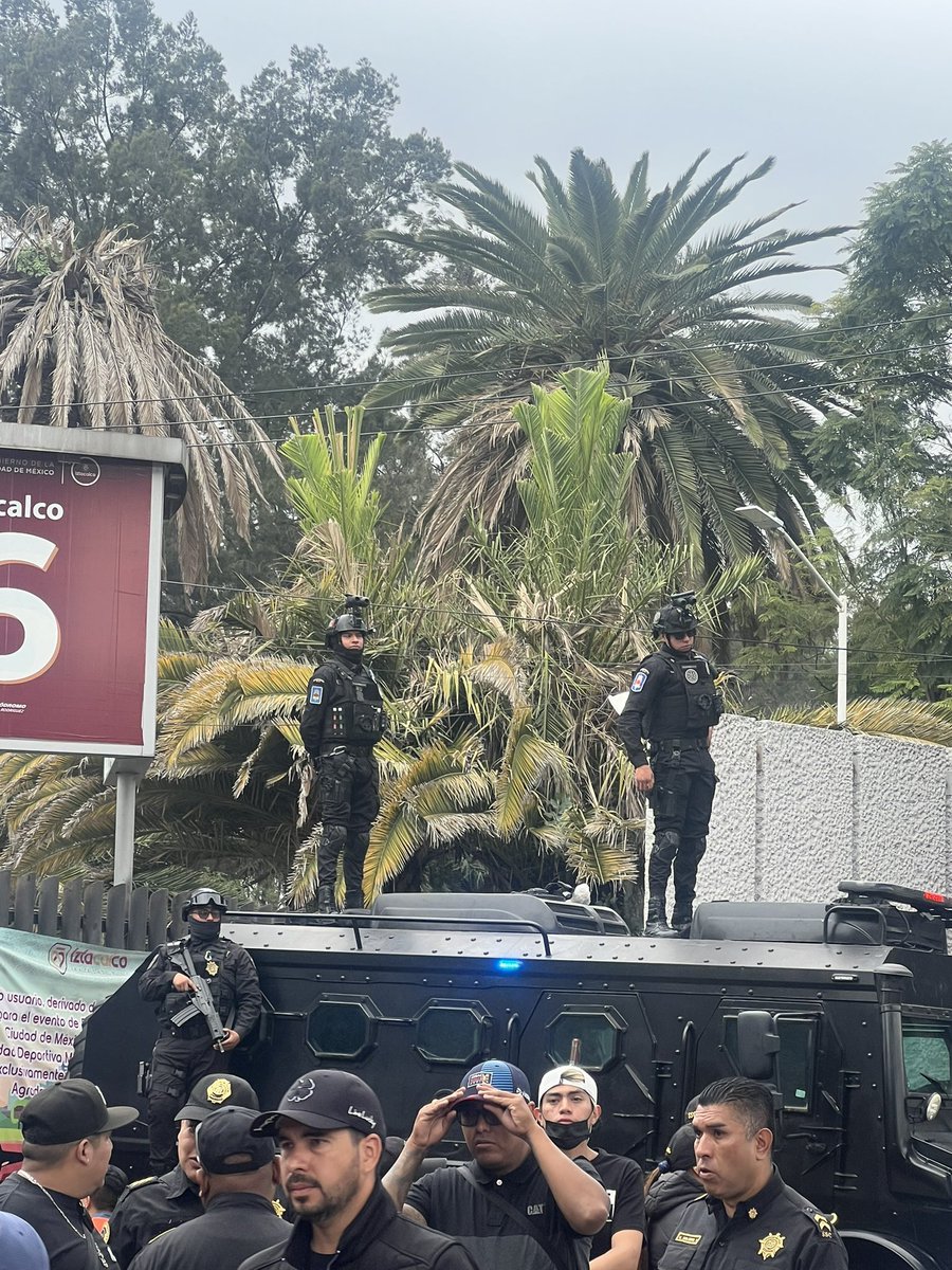 CarlosArteagaTo's tweet photo. Tanquetas para los manifestantes, abrazos para los narcotraficantes. https://t.co/ghNjNdcozI