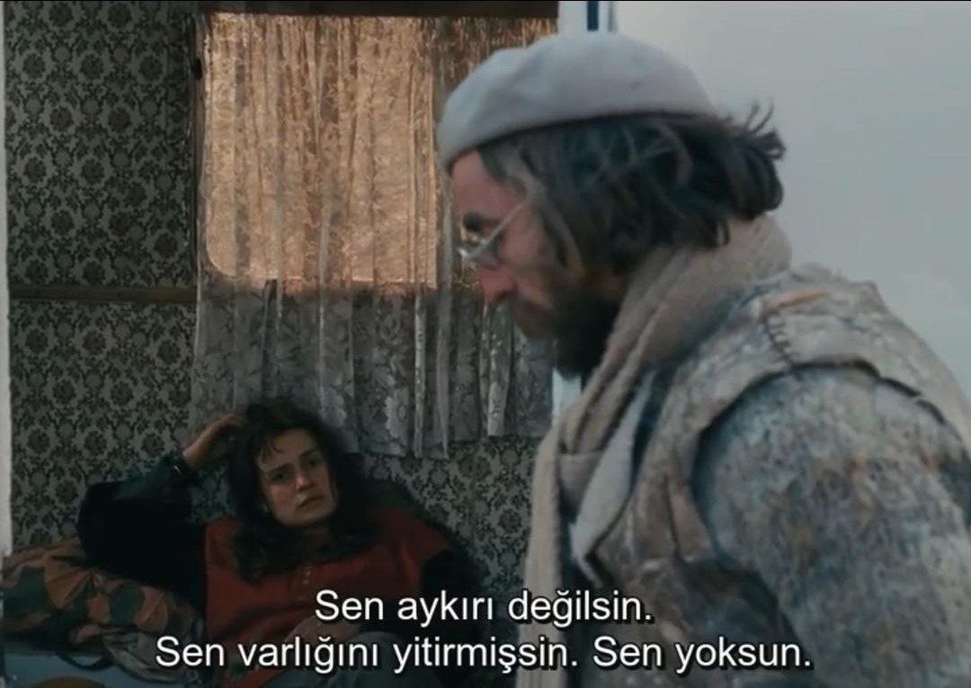 gizemozburun's tweet photo. "sen varlığını yitirmişsin."

sans toit ni loi.
agnès varda.
1985. https://t.co/vNSopd5KnD