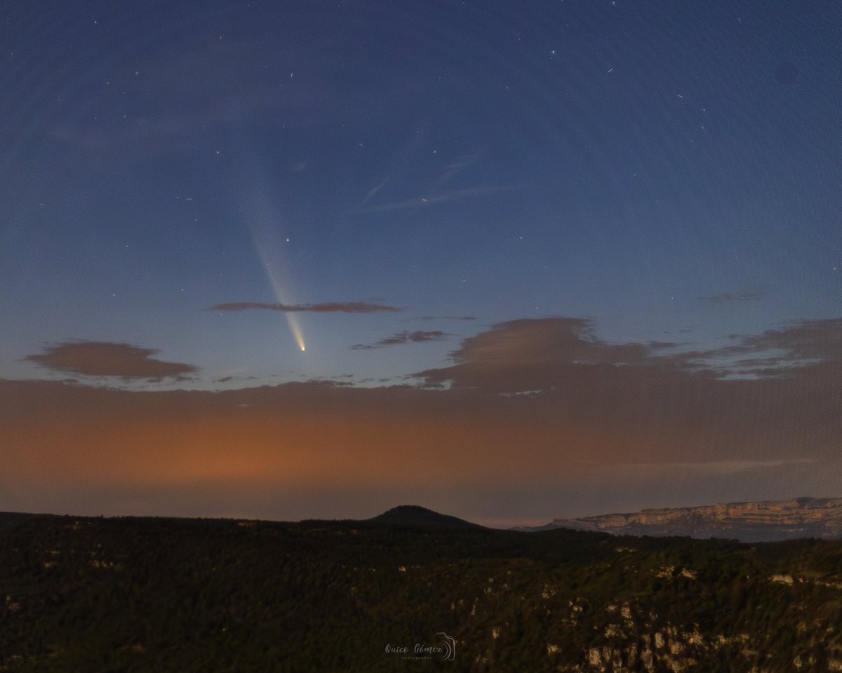 socelquico's tweet photo. Ya casi se va, y con estos dias de lluvia prevista va s ser casi imposible volverlo a ver.  Paso una imagen del dia 13.  La verdad es q es muy emocionante ciando lo ves en la camara.  #cometa @CanonEspana #Tsuchinshan_ATLAS https://t.co/8CKcPcAl56