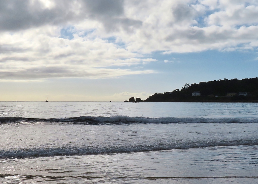 leblancq_f's tweet photo. Fair wx to start wintertime. Smooth seas &amp; a low lazy swell around #JerseyCI. Little wind, but a sudden increase at #Portelet ~11am associated with a #dustdevil in the carpark. Lasted ~30 secs and 5 to 10m high.  Good #Greenflash at sunset too! @Jersey_Met. https://t.co/qSAEKu3W3w