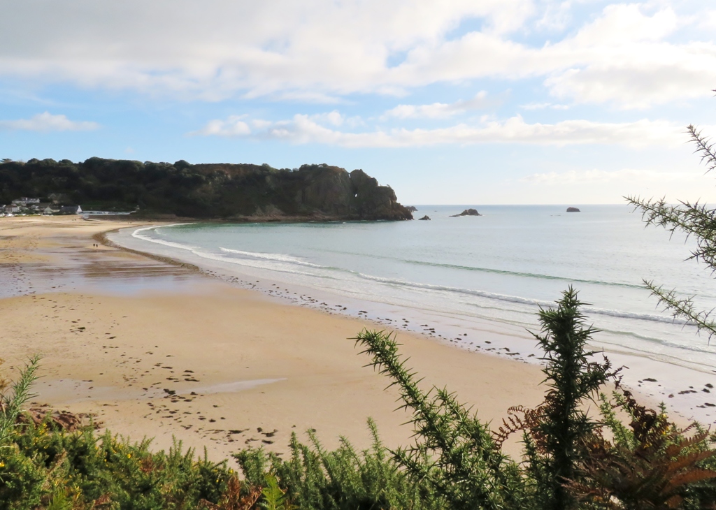 leblancq_f's tweet photo. Fair wx to start wintertime. Smooth seas &amp; a low lazy swell around #JerseyCI. Little wind, but a sudden increase at #Portelet ~11am associated with a #dustdevil in the carpark. Lasted ~30 secs and 5 to 10m high.  Good #Greenflash at sunset too! @Jersey_Met. https://t.co/qSAEKu3W3w