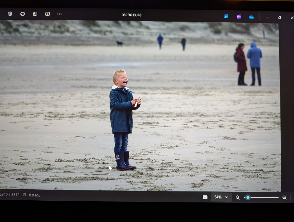 Nieuwe beta van Photoshop herkent en delete ongewenste mensen in minuten. Dit scheelt echt enorm veel tijd en moeite.