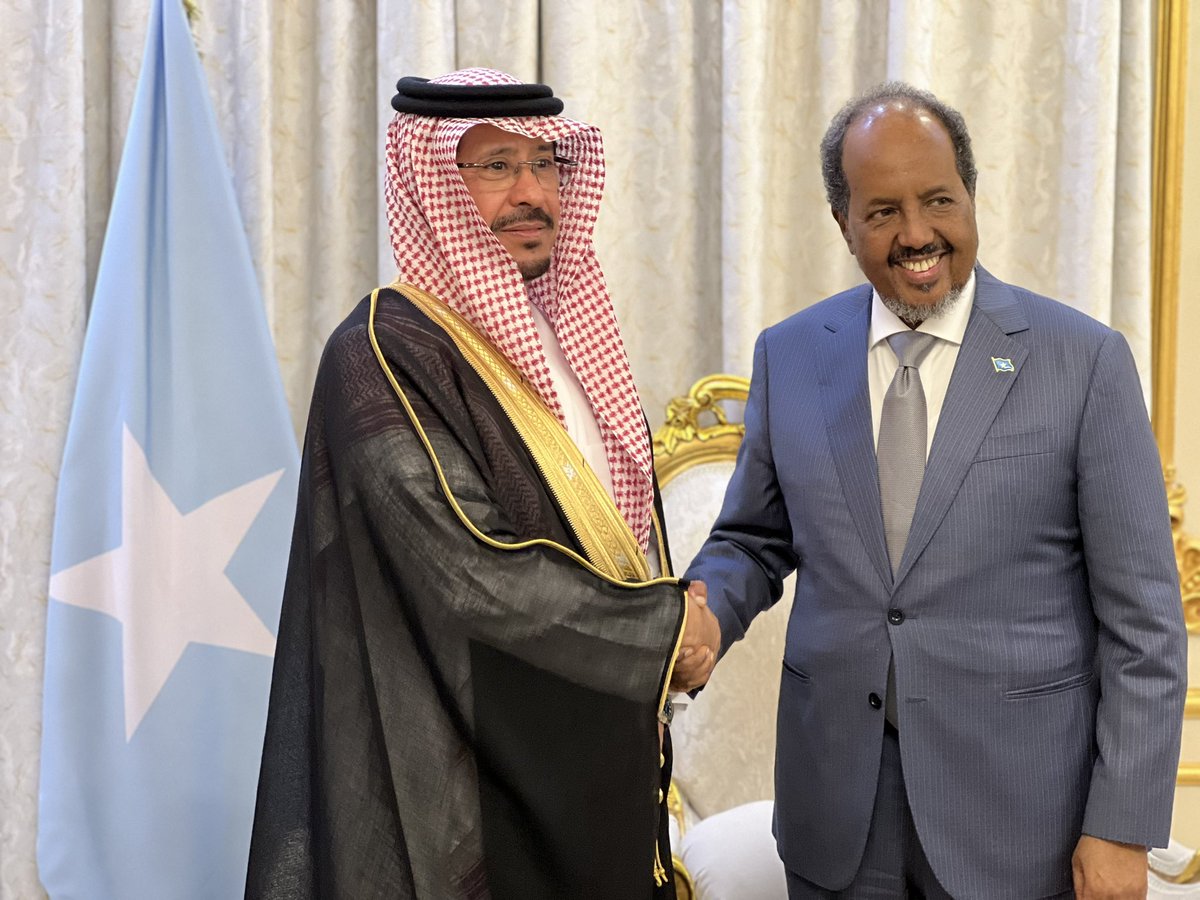 salmanalhdlaa's tweet photo. زياره الشيخ سلمان ابن حمود الهدلاء 
والشيخ مصلح ابن مبارك العموري الدوسري 
الى دوله الصومال 
بدعوه من الحكومه الصوماليه
والاجتماع مع فخامه الرئيس الصومالي حسن شيخ محمود
ووزير البترول ووزير السياحه 
ووزير الثروه السمكيه https://t.co/TgUfL6v9AV