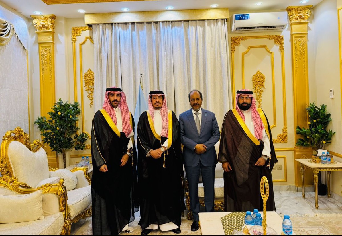 salmanalhdlaa's tweet photo. زياره الشيخ سلمان ابن حمود الهدلاء 
والشيخ مصلح ابن مبارك العموري الدوسري 
الى دوله الصومال 
بدعوه من الحكومه الصوماليه
والاجتماع مع فخامه الرئيس الصومالي حسن شيخ محمود
ووزير البترول ووزير السياحه 
ووزير الثروه السمكيه https://t.co/TgUfL6v9AV
