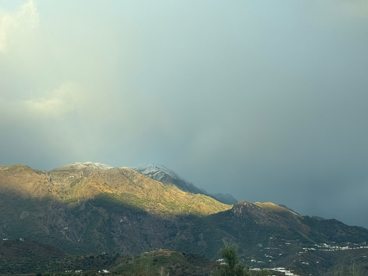 AxarquiaPlus's tweet photo. ❄️ Ya tenemos las primeras nieves de este otoño en La Maroma.
Fotografías de Ayuntamiento Canillas de Aceituno y #ReporteroPlus
Rafael Gallego.
#Axarquiaplus #Axarquía #lamaroma #nieve #primerasnieves #otoño https://t.co/kIOshrgbhH