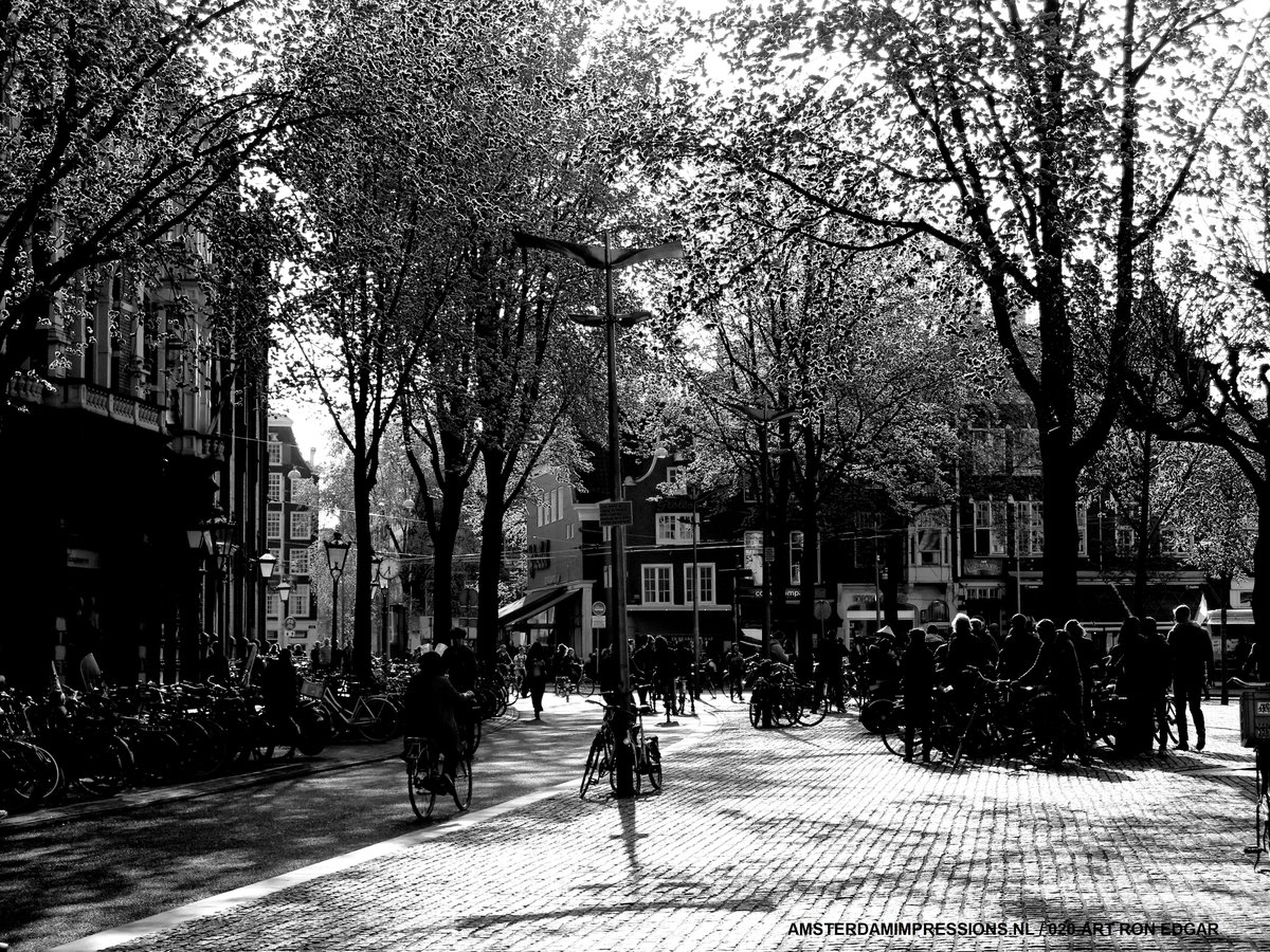 Photo / Spui - Amsterdam      
Website : amsterdamimpressions.nl       
RON EDGAR PHOTO           
X : <a href="/020_Impressions/">Amsterdam Impressions</a>
#streetphotography #urbanphotography 

#amsterdam
