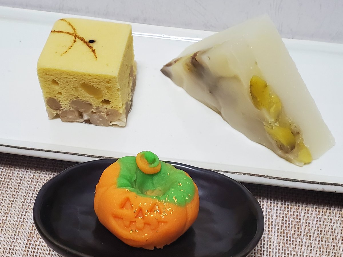 chaiKOPOROkomo's tweet photo. 10/28～11/1の固定ポストです 
30～31日はＸ全面的に休み 
11/2～3日は固定ポスト・お返し、休みです 

1.#近江屋 さん（#豊田市）の【パンプキン】【虫の音】【栗ういろう】
栗おこわを求めようとしたのですが売り切れでした🌰
2.#OnigiriAction 白米おにぎり・中身は塩昆布です
3.10/27のアサガオ https://t.co/Hi1HrGpnk5