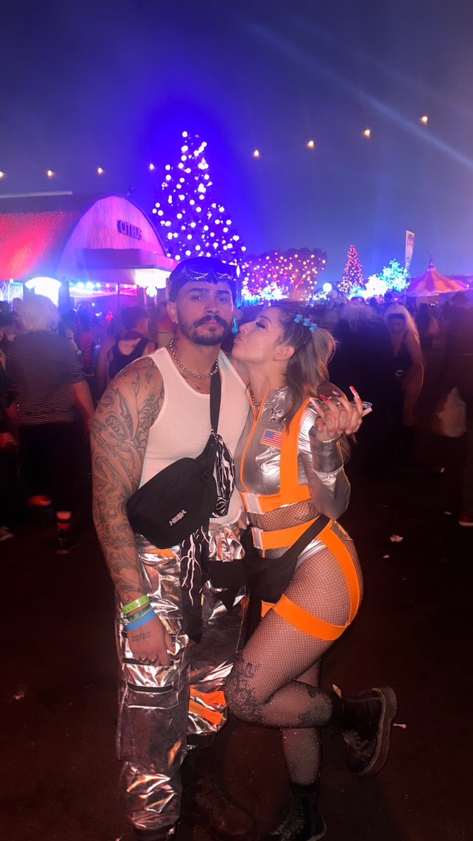 HerlindaGrill's tweet photo. first event together #muchsuccess #escapehalloween
@grill69me 🖤 https://t.co/yGWOrgRP0T