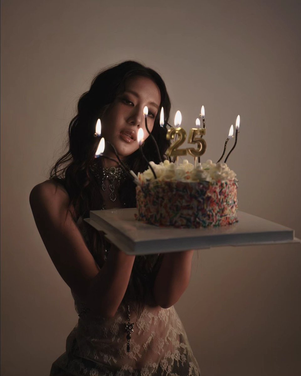 tiyapics's tweet photo. สวยกว่าโจริญในวัย 24 คือโจริญในวัย 25 ค่ะ สวยมาก สวยฉ่ำ สวยสะพรั่ง ผลงานชิ้นเอกของพระเจ้า https://t.co/pWh0a6IZo1