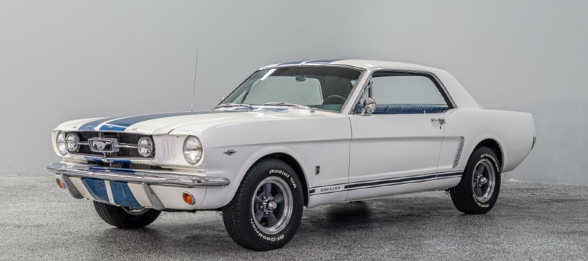 Magnaarn's tweet photo. @veritebeaute Sympa aussi cette mustang blanche 😚 https://t.co/anKwfcYohp