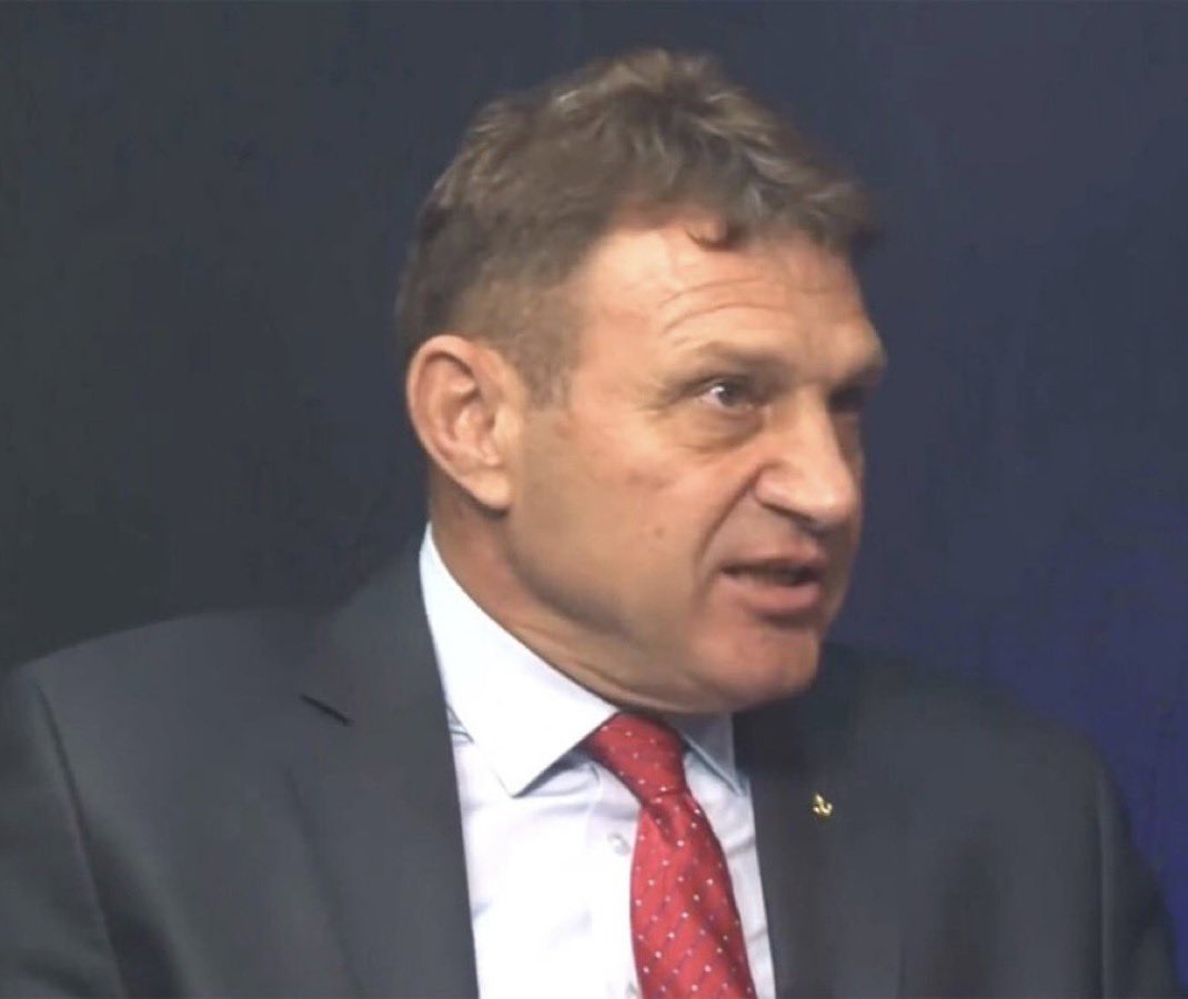 E. Amiral Türker Ertürk:

“Ana dili Kürtçe olan, Bingöl-Yayladereli çok yakın bir dostum aşağıdaki mesajı bu sabah bana gönderdi. Takdirlerinize sunulur:

‘Doğuda başı sıkışan, kendini güvende hissetmeyen bir Kürt; neden Kuzey Irak’a, Erbil’e göç etmez? Eğitim Kürtçe, resmî dil