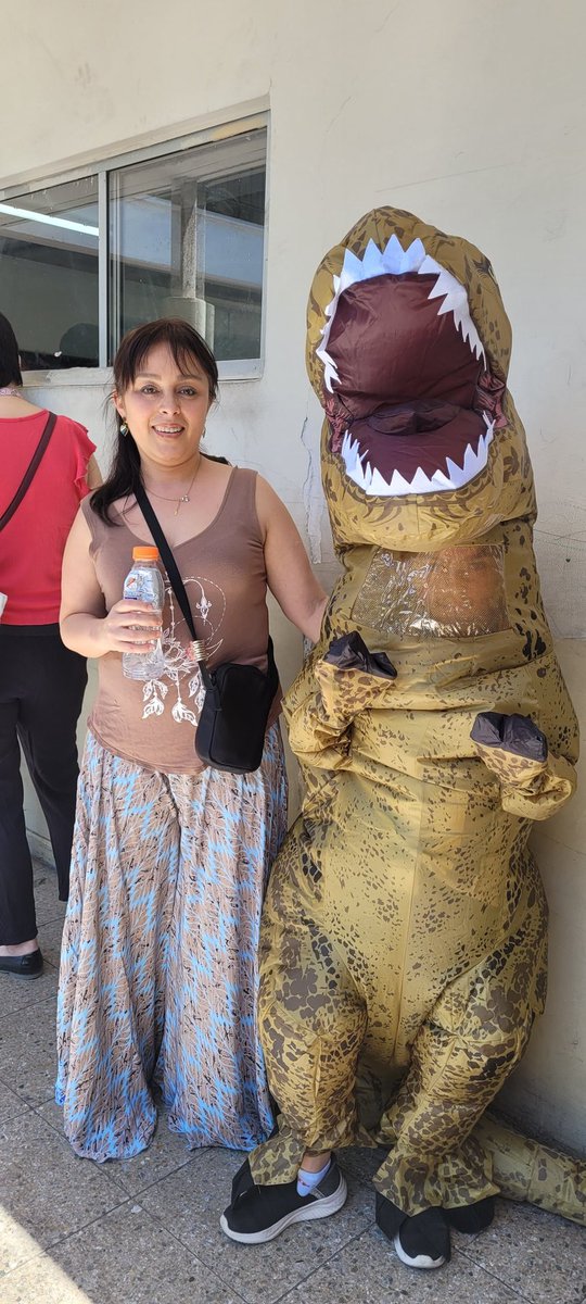 Mabel2012's tweet photo. Votando con mi dino hijo @T13 https://t.co/x4Y1FR5QKR