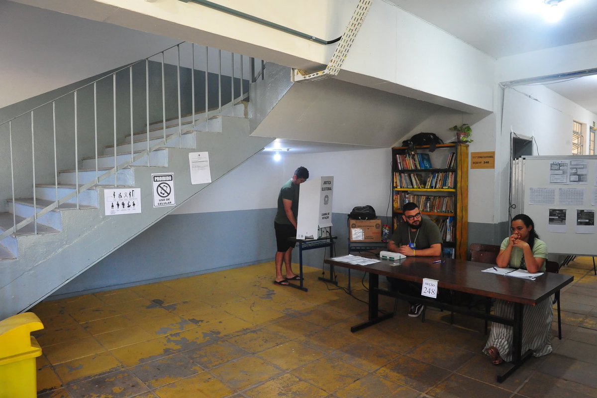 felipefaleiro's tweet photo. Também movimento tranquilo no Colégio Estadual Carlos Fagundes de Mello, o Famello, no bairro Farrapos. Com água a 1,20 metro nas enchentes de maio, o local, já recuperado, tem dez seções, metade no térreo, uma embaixo de uma escada.
Foto: Fabiano do Amaral @correio_dopovo https://t.co/PJ0dZEmr1I