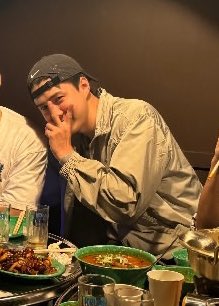 TheWindHun's tweet photo. 241027 | تحديث ستوري انستقرام swh1102 مع سيهون وطاقم تمثيل دراما Dokgo Rewind - "لا يزال نفس الشيء حتى بعد مرور 7 سنوات". https://t.co/fr9IgVRC6R