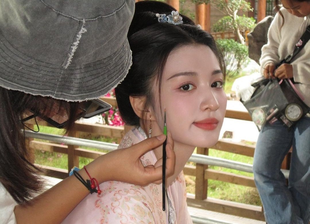 churanwg's tweet photo. ㅤ
八月的美好回忆，那时的妆容和眼妆特别精致，眼神透着一丝温柔与俏皮。每一个微笑都充满活力，姿态可爱又迷人，像是抓住了夏日的尾巴，留下了最美好的瞬间。
ㅤ https://t.co/sN3wOQMGBR