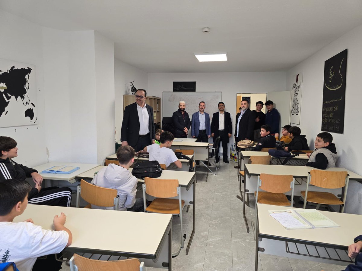 Eğitim Ataşesi Sabri Yolcu ve Din Hizmetleri Ataşesi İbrahim Halil Karaman, DİTİB Brambauer Ulu Camiinde çocuklarla ve vatandaşlarla biraraya gelerek dil ve din eğitimi konusunda paylaşımda bulunmuştur. 
<a href="/tcmeb/">Millî Eğitim Bakanlığı</a> <a href="/mebabdigm/">T.C. MEB AB ve Dış İlişkiler Genel Müdürlüğü</a> <a href="/mebyyegm/">Yükseköğretim ve Yurt Dışı Eğitim Genel Müdürlüğü</a> <a href="/TC_EssenBK/">Türkiye in Essen</a>