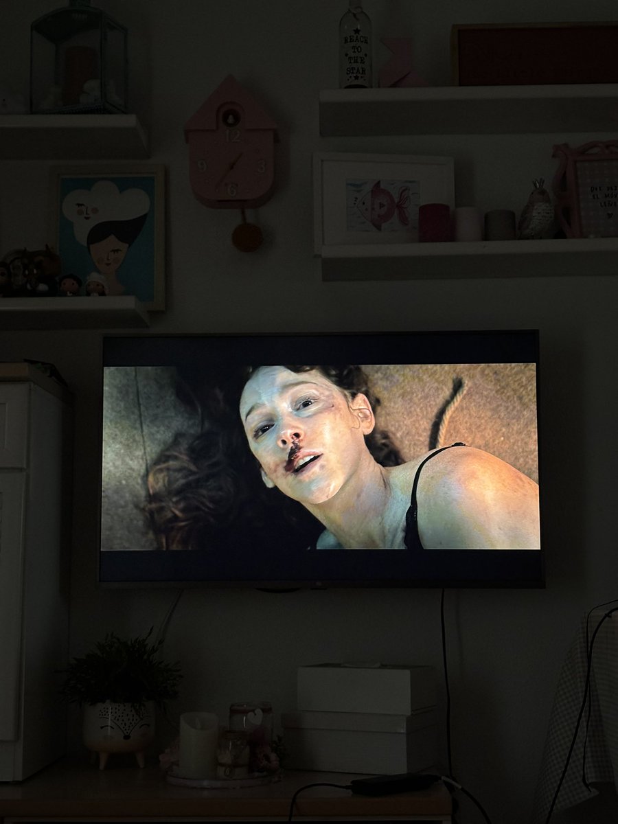 Pinkcesa_Lia's tweet photo. Lo de Ana Polvorosa en el cuarto episodio de #LaUltimaNocheEnTremor  es apabullante.
Es escalofriante como hace que puedas sentir su miedo, su dolor…
Maravillosa. https://t.co/5IDXrC4fKK