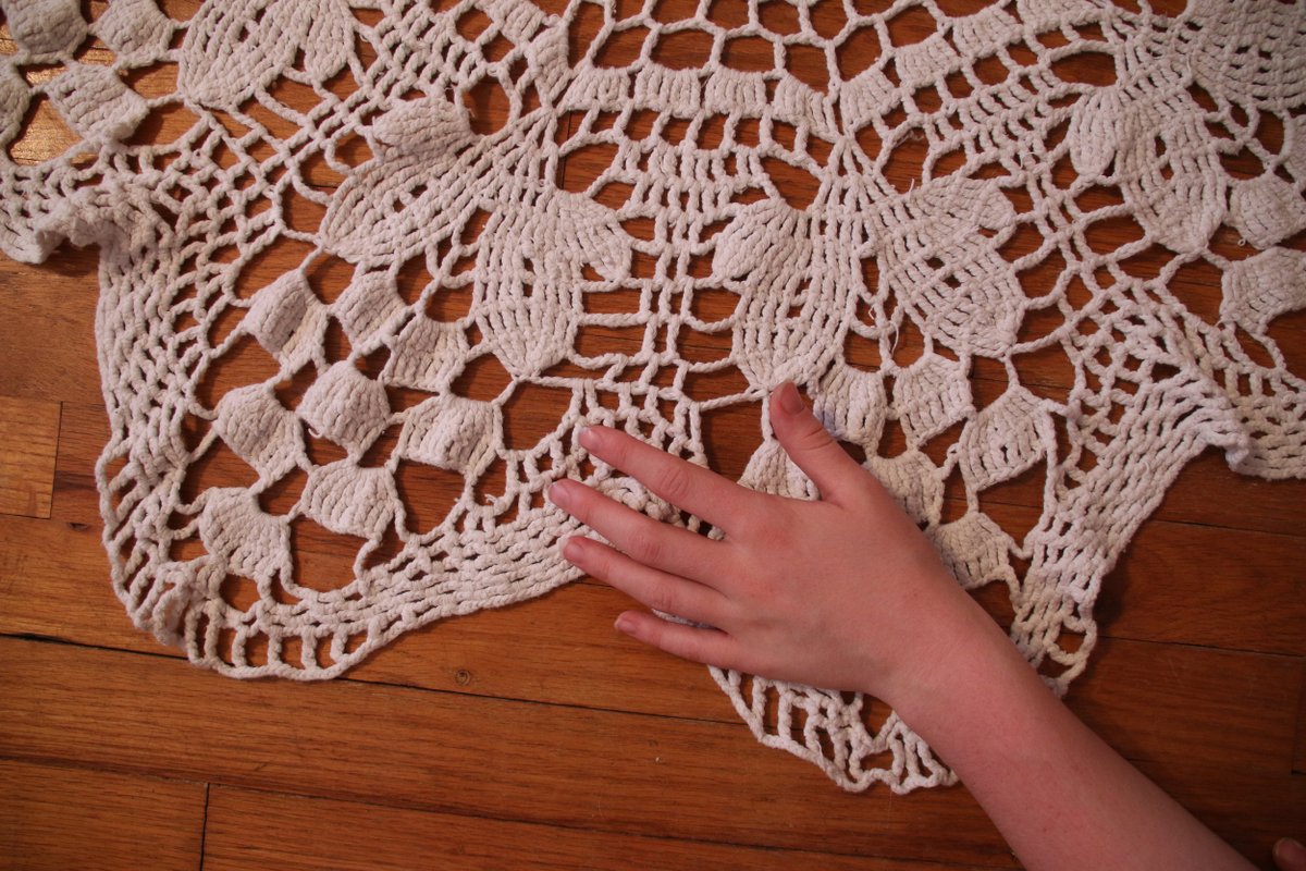 CtrKnitCrochet's tweet image. This doily from the mid-1940’s is a great example of resourcefulness in our craft! While doilies are typically made from a fine cotton, this maker, Anna, used what she had, resulting in a much larger than usual doily!
#digitalmuseum #onlinecollection #CKCCommunityCollection
