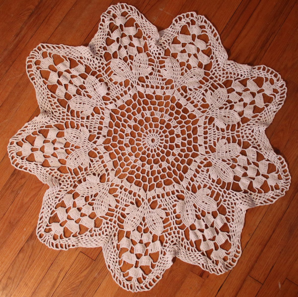 CtrKnitCrochet's tweet image. This doily from the mid-1940’s is a great example of resourcefulness in our craft! While doilies are typically made from a fine cotton, this maker, Anna, used what she had, resulting in a much larger than usual doily!
#digitalmuseum #onlinecollection #CKCCommunityCollection
