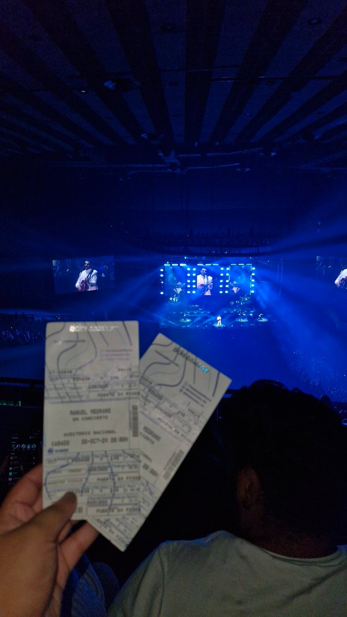 Sol_demar's tweet photo. Que buen concierto el @manuelmedrano, en CDMX. 
Pero estamos de acuerdo que literalmente todo el auditorio le gritamos que se encuerara y solo nos hizo 🫶🏻 JAJAJAJA 

Que mal servicio, preciosoooo JAJAJAJA 
#CDMX #concierto #ManuelMedrano https://t.co/w1RF6liHIN