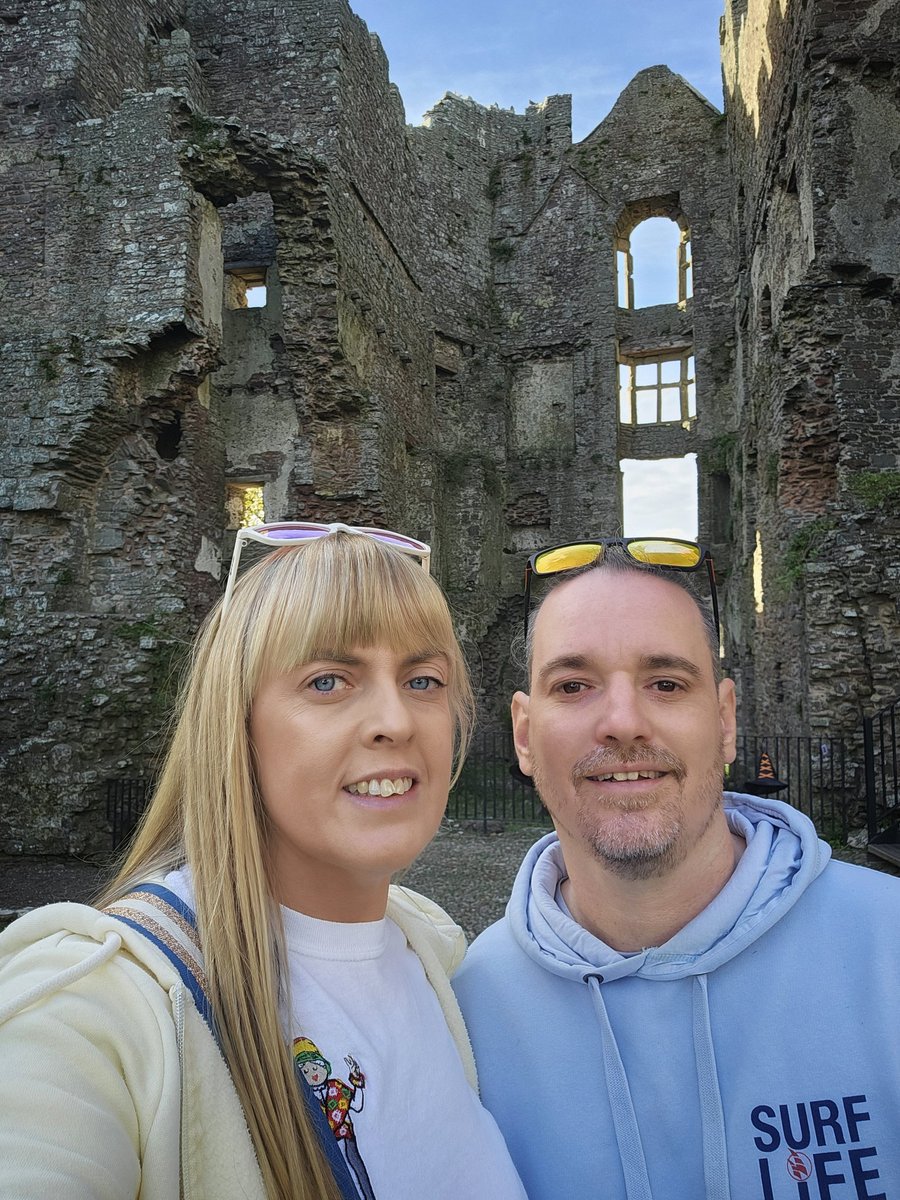 Laugharne Castle 🏰 on a beautiful Autumn's day 🍁🍂 with my 2 ❤️
<a href="/craigdavies128/">Craig Davies 🏴󠁧󠁢󠁷󠁬󠁳󠁿</a>