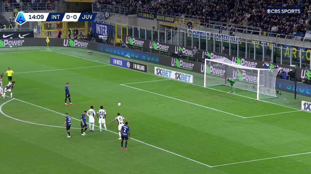 Piotr Zieliński converts from the spot to get the San Siro rocking 🎶