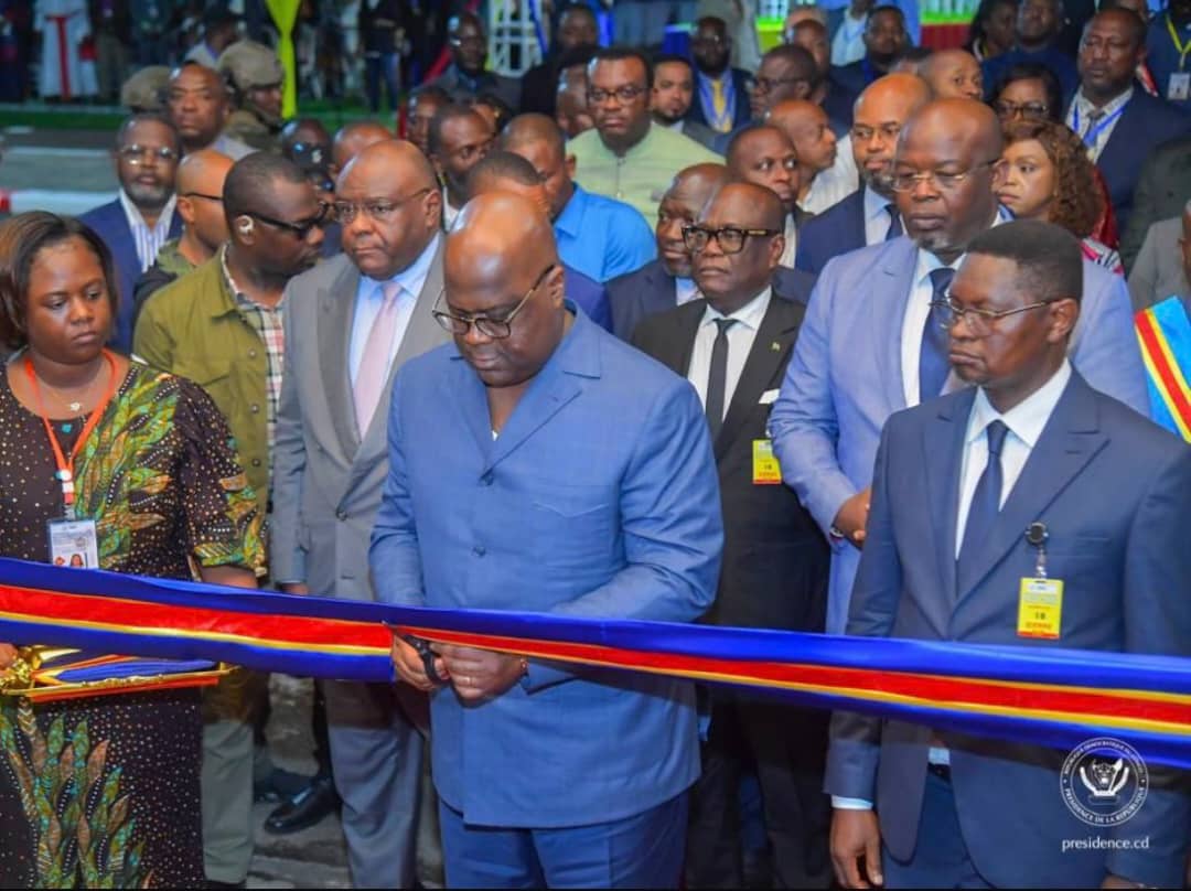 sombo_therese's tweet photo. Mes vifs remerciements au Président de la République, Chef de l'État, SE Félix-Antoine TSHISEKEDI TSHILOMBO, Grand Chancelier des Universités et Champion de la masculinité positive, pour son fructueux séjour dans la Grande Orientale, précisément sur ma terre natale "la Tshopo". La semaine qui s'achève a été pour Kisangani, ville mythique depuis la première République, une véritable source d'espoir pour cette population qui a toujours accompagné le Béton National. Cet accueil chaleureux et afflux de boyomaises et boyomais qui ont serpenté les rues de Kisangani pour ce grand événement, a témoigné l'amour sincère et le soutien inconditionnel tant à l'émergence de notre pays qu'à  l'action politique du Chef de l'État. Chose promise, chose faite : notre province dispose d'un aéroport international digne. Que dire de  l'appel à l' unité lancé par le Père de la Nation, en guise de solution au triste conflit interethnique et ce, par la tenue d'un Forum de paix à organiser.
Par ce Conseil des Ministres tenu, ce 25 octobre 2024 inoubliable, à la Mairie de Kisangani, plusieurs décisions en faveur de notre peuple et singulièrement celui de la TSHOPO en ont résulté.
A mes frères et sœurs de la Grande Orientale : Aksanti sana. J'ai vu et vécu votre disponibilité à accompagner notre Exécutif National. En un mot, comme en mille, je vous dis : Merci. 
Merci à notre Cheffe du Gouvernement, SE @SuminwaJudith, qui a tout aiguillé pour que cette visite du Garant de la Nation soit une véritable réussite. 
Ensemble nous serons toujours très forts 👏🏾. @Presidence_RDC @PrimatureRDC @PatrickMuyaya @AugustinKabuyaT