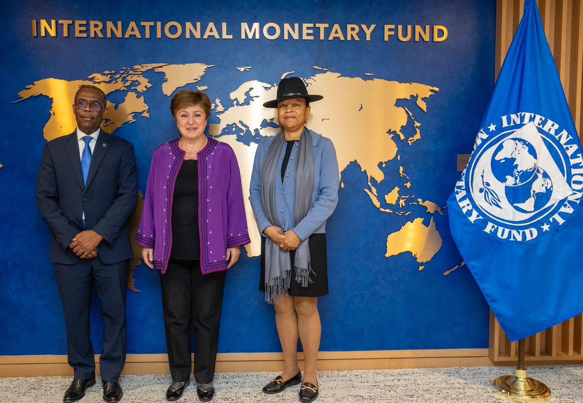 BRHHaiti_'s tweet photo. Dans le cadre des Assemblées Annuelles du Fonds Monétaire International et de la Banque Mondiale, le samedi 26 octobre 2024, la Ministre de l’Economie et des Finances, Mme Ketleen Florestal et le Gouverneur de la @BRHHaiti_ , M. @Gabrielronald_ , ont eu une session de travail avec la Directrice Générale du FMI,  Mme @KGeorgieva. Ils ont discuté des défis actuels dans le contexte de la crise économique et sécuritaire, des avancées dans la mise en oeuvre de l’agenda de réformes, des besoins d’accompagnement technique et financier du pays ainsi que les prochaines étapes dans la coopération entre Haïti et l'Institution de Bretton Woods.