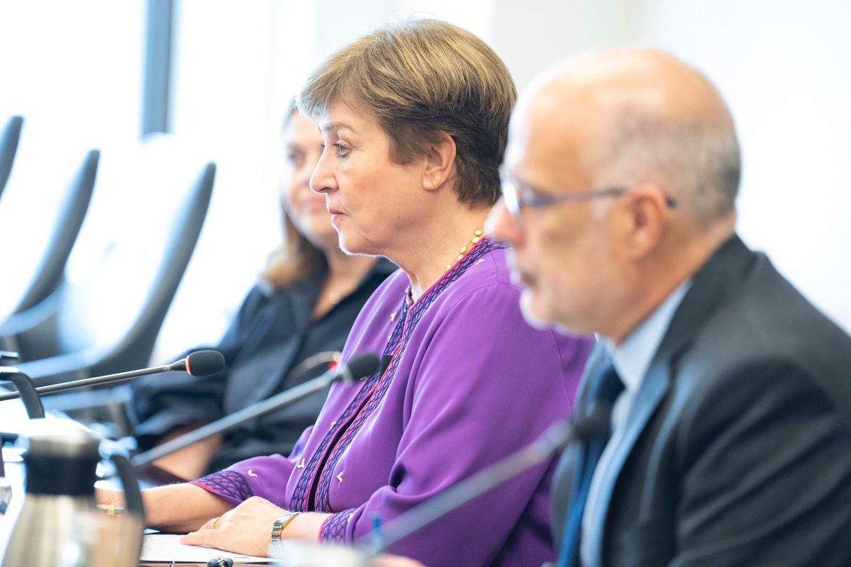 BRHHaiti_'s tweet photo. Dans le cadre des Assemblées Annuelles du Fonds Monétaire International et de la Banque Mondiale, le samedi 26 octobre 2024, la Ministre de l’Economie et des Finances, Mme Ketleen Florestal et le Gouverneur de la @BRHHaiti_ , M. @Gabrielronald_ , ont eu une session de travail avec la Directrice Générale du FMI,  Mme @KGeorgieva. Ils ont discuté des défis actuels dans le contexte de la crise économique et sécuritaire, des avancées dans la mise en oeuvre de l’agenda de réformes, des besoins d’accompagnement technique et financier du pays ainsi que les prochaines étapes dans la coopération entre Haïti et l'Institution de Bretton Woods.
