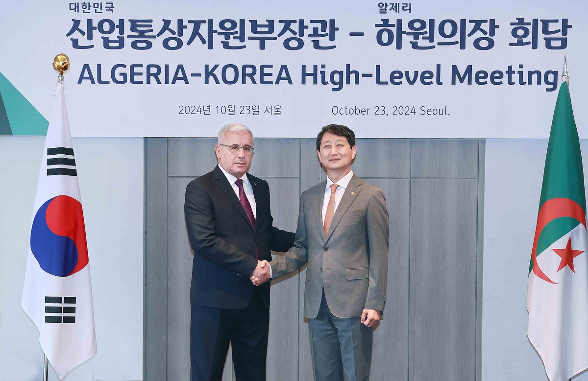 PerspectiveDZ's tweet photo. [#GeoEconomie] [#Commerce] [#Protectionisme]

🇩🇿🤝🇰🇷

La Corée du Sud propose un accord de libre-échange à l’Algérie 

Le ministre du Commerce, de l'Industrie et de l'Énergie de la République de Corée, Dukgeun Ahn, a rencontré le président de l'Assemblée populaire nationale (APN) algérienne, Brahim Boughali, pour discuter des mesures visant à élargir la coopération économique entre les deux pays.

Le ministre coréen a demandé que les réglementations algériennes récemment renforcées en matière d'importation soient assouplies, proposant que les deux pays poursuivent leurs liens de coopération pour une relation tournée vers l'avenir à travers la signature d'un accord de libre-échange (ALE) bilatéral.