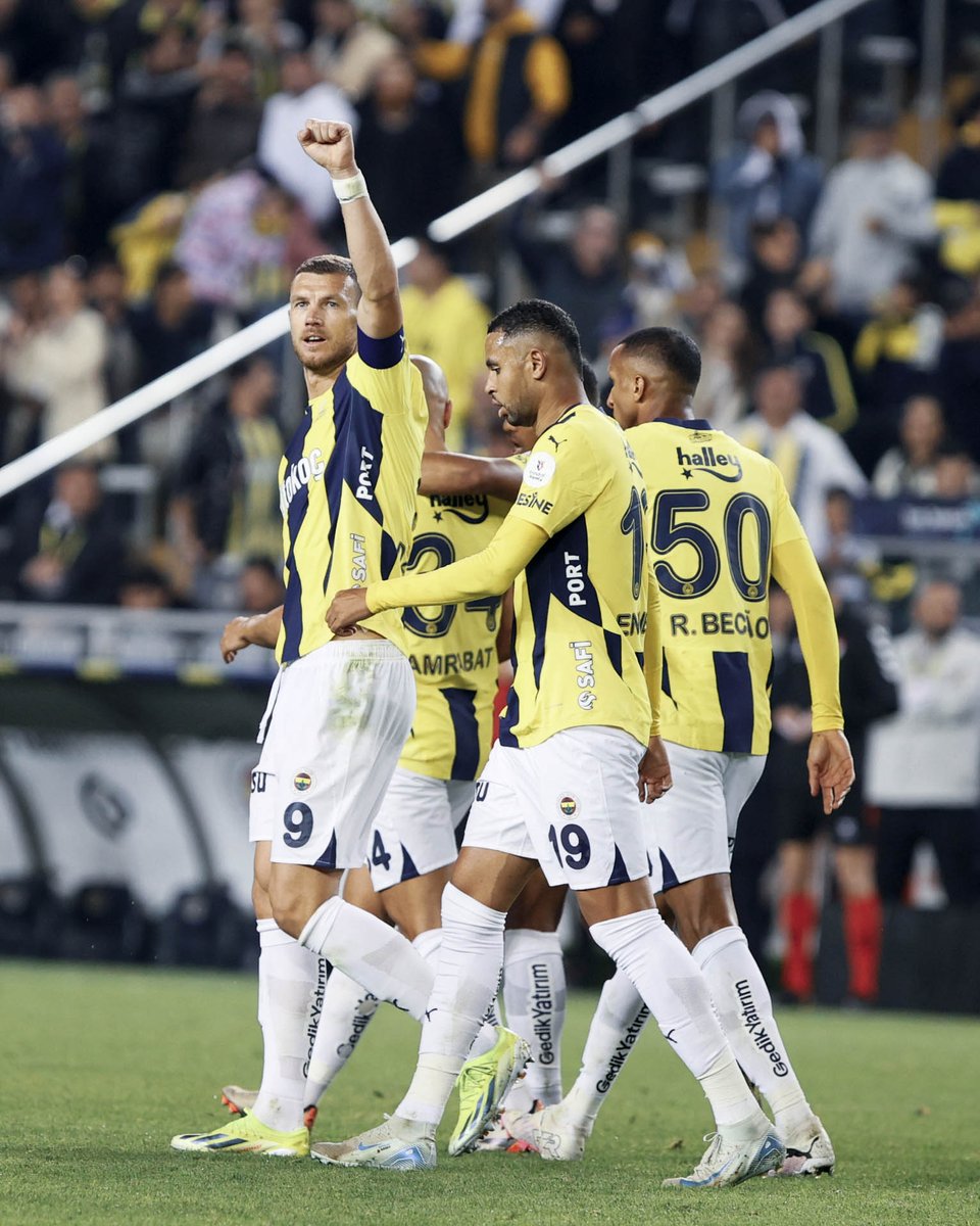 Fenerbahce's tweet photo. Amrabat’ın asistinde Edin Dzeko farkı 2’ye çıkardı. 💪 https://t.co/TAJKjog3ro